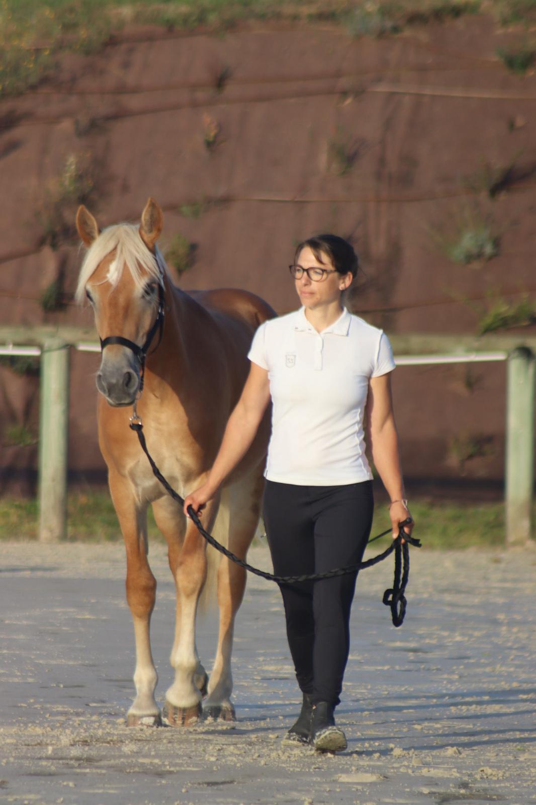 accompagnatrice avec son cheval